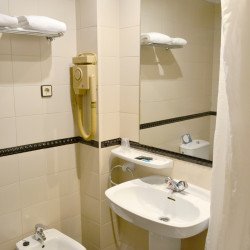 baño-habitación-individual-salón-hotel