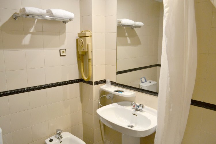 baño-habitación-individual-salón-hotel