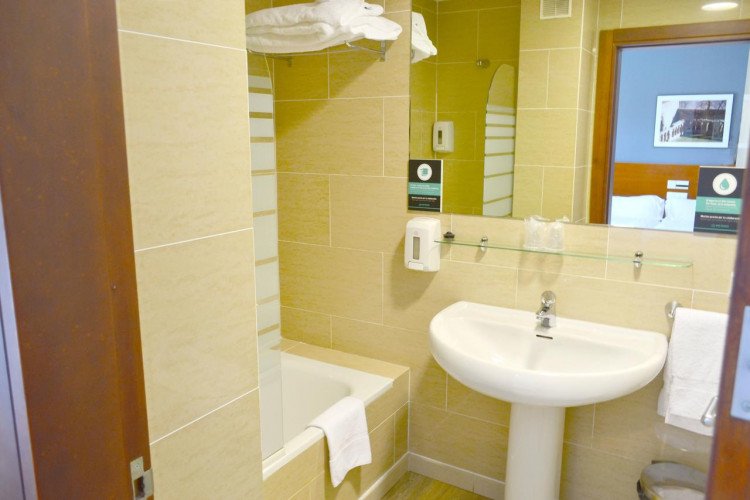 baño-hotel-ciudad-soria-alda