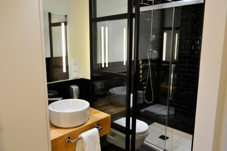 bathroom-room-alda-coruna-hotel-pasaje