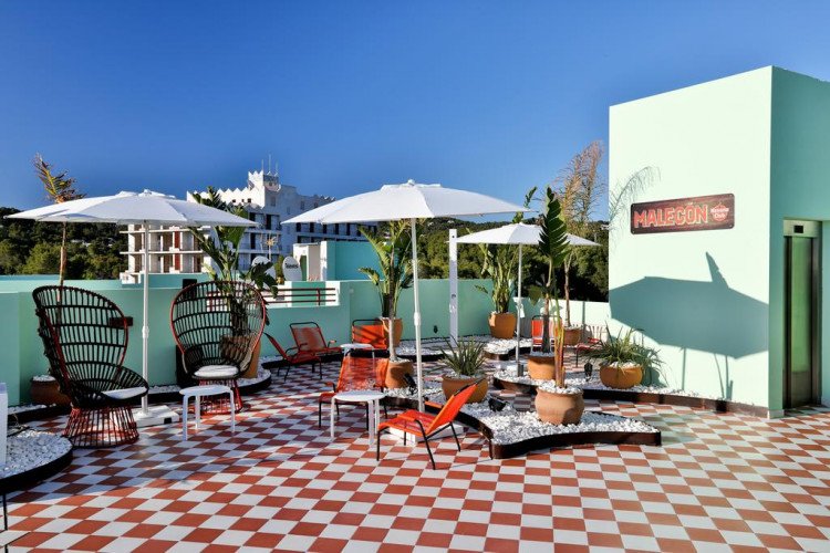 piscina-solarium-hotel-concepto-cubanito-ibiza