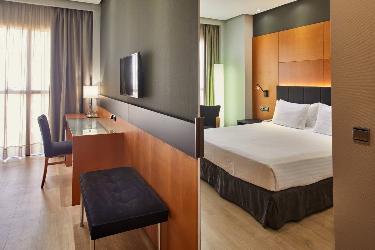 room-desk-comfort-hotel-silken-puerta-madrid