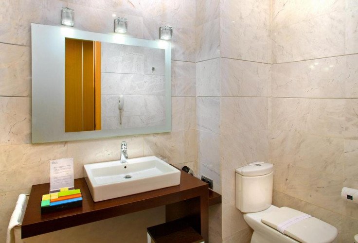 bathroom-silken-puerta-valencia-hotel