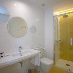 bathroom-casual-hotel-valencia-coliving-socarrat.
